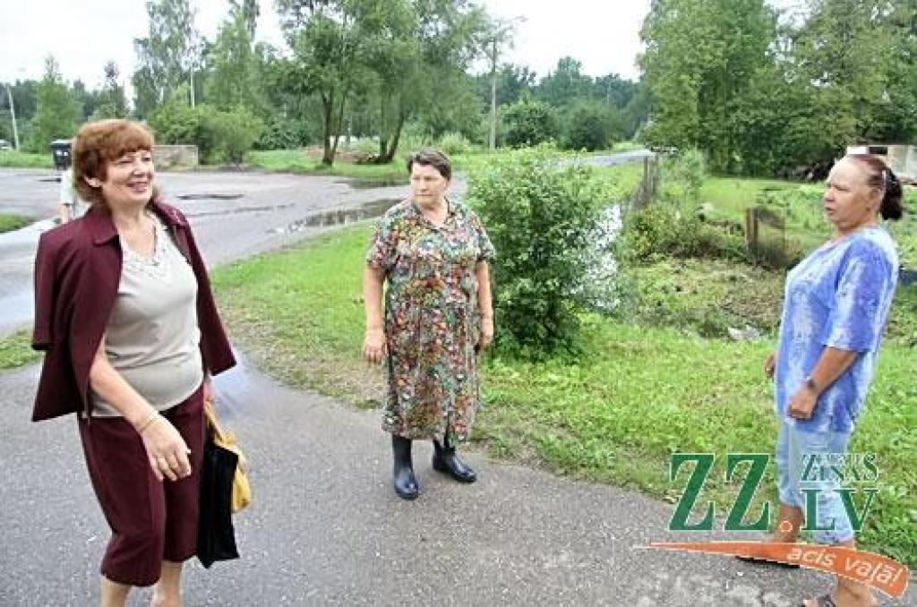Otrdienas vakara negaiss, ko pavadīja spēcīgs vējš un lietus, daudzviet pārpludinājis dārzus, laukus, lauzis kokus vai to zarus, kā arī sagāzis veldrē labību.
Valsts ugunsdzēsības un glābšanas dienests saņēmis trīs izsaukumus par vētrā...