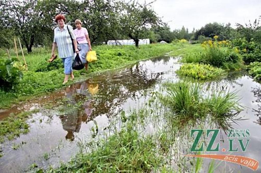 Otrdienas vakara negaiss, ko pavadīja spēcīgs vējš un lietus, daudzviet pārpludinājis dārzus, laukus, lauzis kokus vai to zarus, kā arī sagāzis veldrē labību.
Valsts ugunsdzēsības un glābšanas dienests saņēmis trīs izsaukumus par vētrā...