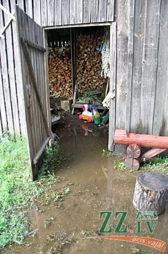 Otrdienas vakara negaiss, ko pavadīja spēcīgs vējš un lietus, daudzviet pārpludinājis dārzus, laukus, lauzis kokus vai to zarus, kā arī sagāzis veldrē labību.
Valsts ugunsdzēsības un glābšanas dienests saņēmis trīs izsaukumus par vētrā...