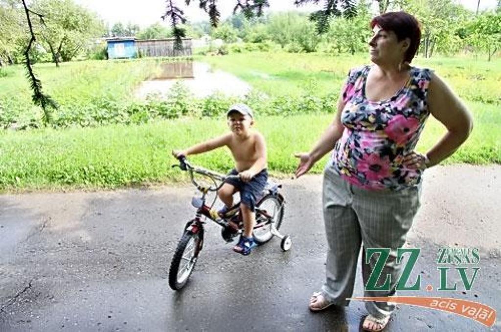 Otrdienas vakara negaiss, ko pavadīja spēcīgs vējš un lietus, daudzviet pārpludinājis dārzus, laukus, lauzis kokus vai to zarus, kā arī sagāzis veldrē labību.
Valsts ugunsdzēsības un glābšanas dienests saņēmis trīs izsaukumus par vētrā...