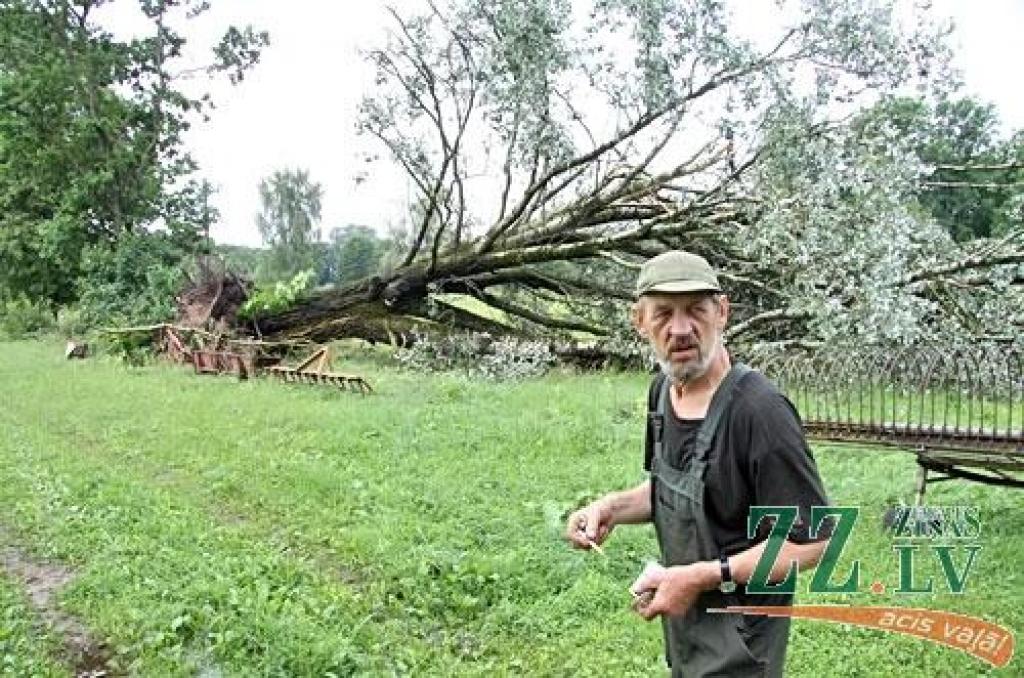 Otrdienas vakara negaiss, ko pavadīja spēcīgs vējš un lietus, daudzviet pārpludinājis dārzus, laukus, lauzis kokus vai to zarus, kā arī sagāzis veldrē labību.
Valsts ugunsdzēsības un glābšanas dienests saņēmis trīs izsaukumus par vētrā...