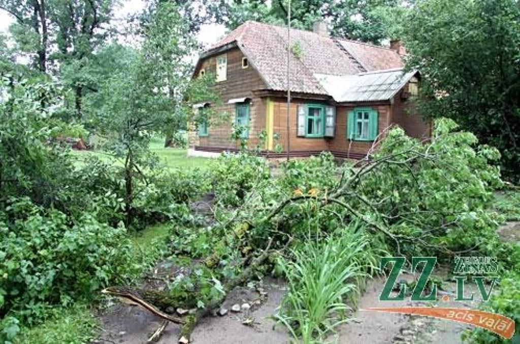 Otrdienas vakara negaiss, ko pavadīja spēcīgs vējš un lietus, daudzviet pārpludinājis dārzus, laukus, lauzis kokus vai to zarus, kā arī sagāzis veldrē labību.
Valsts ugunsdzēsības un glābšanas dienests saņēmis trīs izsaukumus par vētrā...