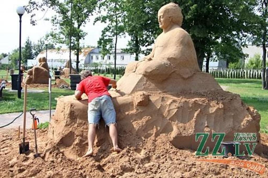 Skulptoriem darbs jāpabeidz līdz ceturtdienas vakaram, kad visi vienosies par labāko skulptūru, jo vērtējumu 50 pret 50 sniedz gan žūrijas, gan dalībnieku balsis.
Jau ziņots, ka pilsētā no desmit valstīm ieradās 15 dalībnieku, kuri...