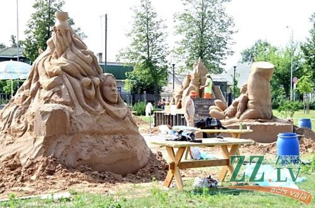 Skulptoriem darbs jāpabeidz līdz ceturtdienas vakaram, kad visi vienosies par labāko skulptūru, jo vērtējumu 50 pret 50 sniedz gan žūrijas, gan dalībnieku balsis.
Jau ziņots, ka pilsētā no desmit valstīm ieradās 15 dalībnieku, kuri...