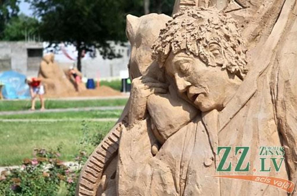 Skulptoriem darbs jāpabeidz līdz ceturtdienas vakaram, kad visi vienosies par labāko skulptūru, jo vērtējumu 50 pret 50 sniedz gan žūrijas, gan dalībnieku balsis.
Jau ziņots, ka pilsētā no desmit valstīm ieradās 15 dalībnieku, kuri...