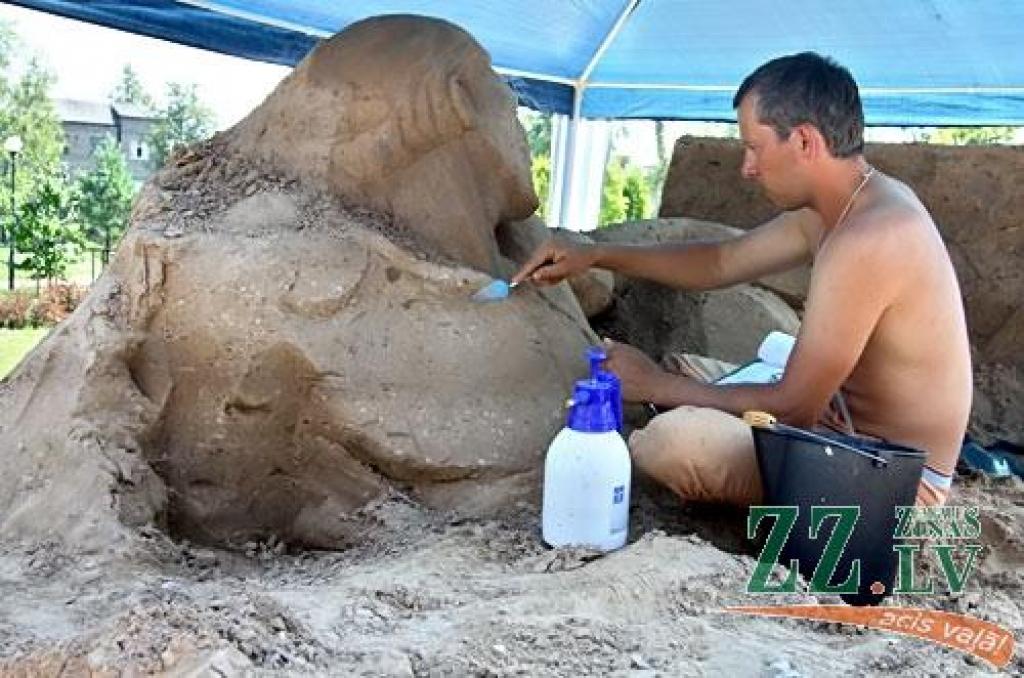 Jelgavā jau svētdien sācies lielākais smilšu skulptūru festivāls Baltijā «Summer Signs 2010» (Vasaras zīmes), kas šoreiz notiek jau ceturto reizi. Sestdien visas dienas garumā Jelgavā ieradās 15 dalībnieki no 10 valstīm, kas jau svētdien...