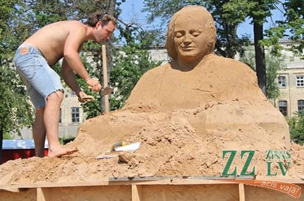 Jelgavā jau svētdien sācies lielākais smilšu skulptūru festivāls Baltijā «Summer Signs 2010» (Vasaras zīmes), kas šoreiz notiek jau ceturto reizi. Sestdien visas dienas garumā Jelgavā ieradās 15 dalībnieki no 10 valstīm, kas jau svētdien...