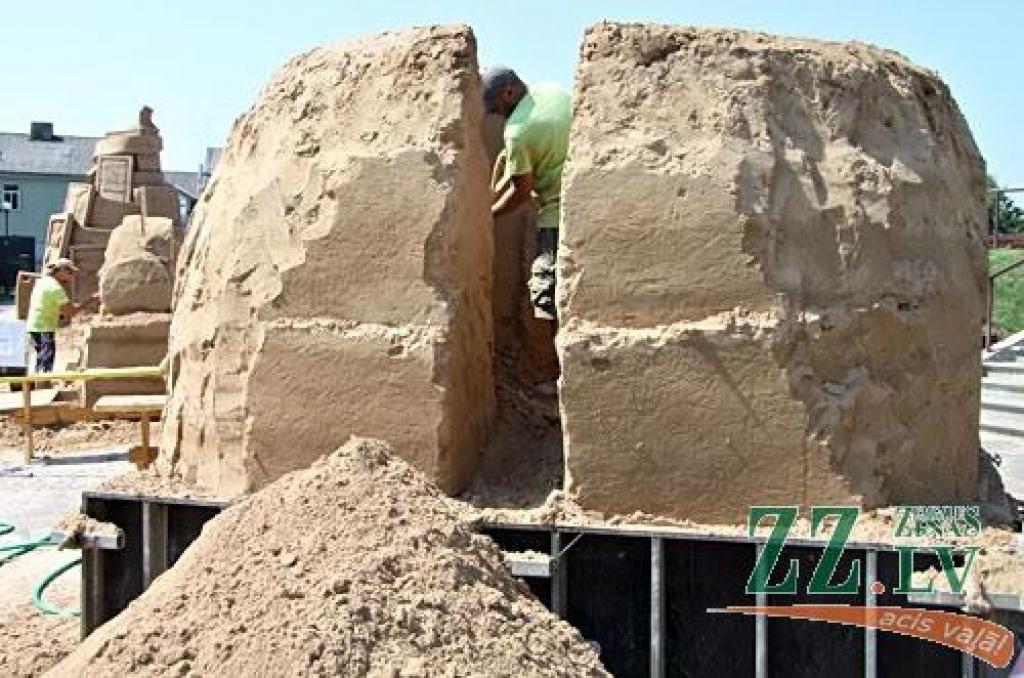 Jelgavā jau svētdien sācies lielākais smilšu skulptūru festivāls Baltijā «Summer Signs 2010» (Vasaras zīmes), kas šoreiz notiek jau ceturto reizi. Sestdien visas dienas garumā Jelgavā ieradās 15 dalībnieki no 10 valstīm, kas jau svētdien...
