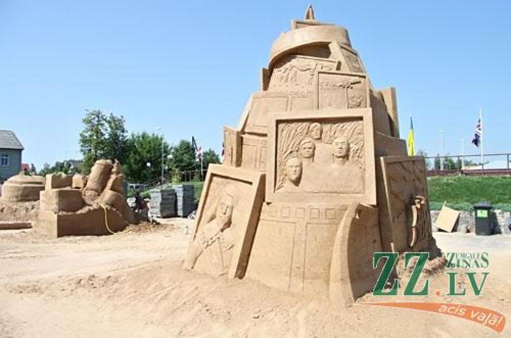 Jelgavā jau svētdien sācies lielākais smilšu skulptūru festivāls Baltijā «Summer Signs 2010» (Vasaras zīmes), kas šoreiz notiek jau ceturto reizi. Sestdien visas dienas garumā Jelgavā ieradās 15 dalībnieki no 10 valstīm, kas jau svētdien...
