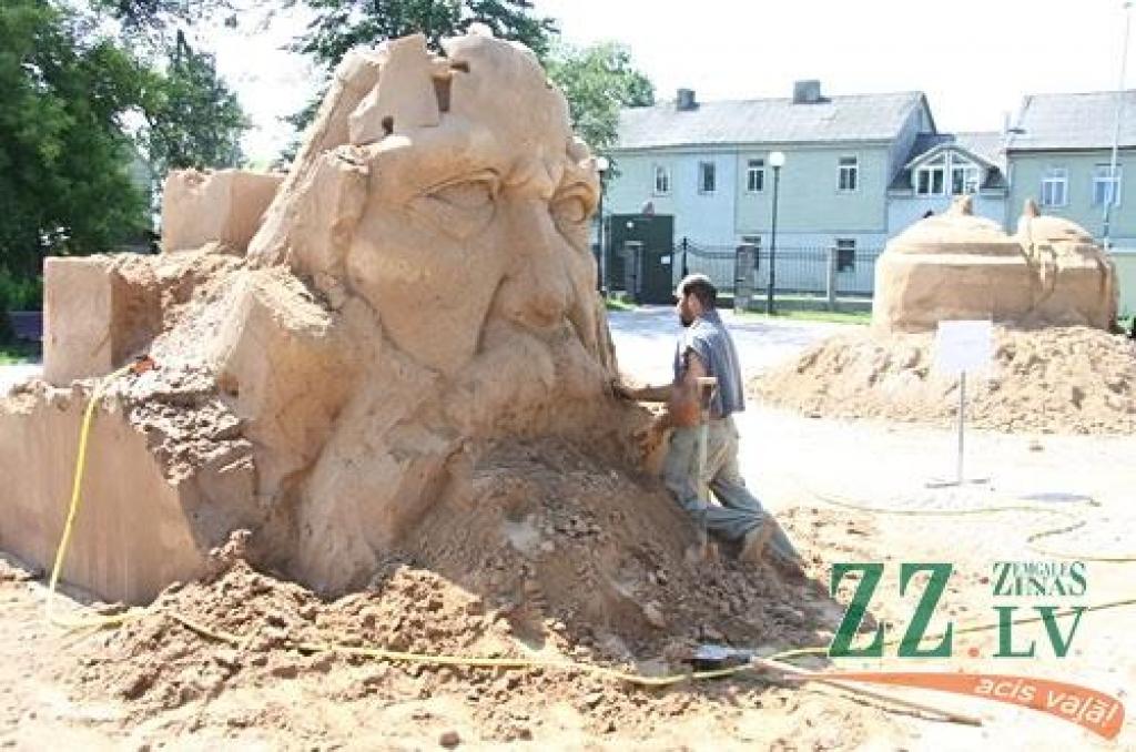 Jelgavā jau svētdien sācies lielākais smilšu skulptūru festivāls Baltijā «Summer Signs 2010» (Vasaras zīmes), kas šoreiz notiek jau ceturto reizi. Sestdien visas dienas garumā Jelgavā ieradās 15 dalībnieki no 10 valstīm, kas jau svētdien...