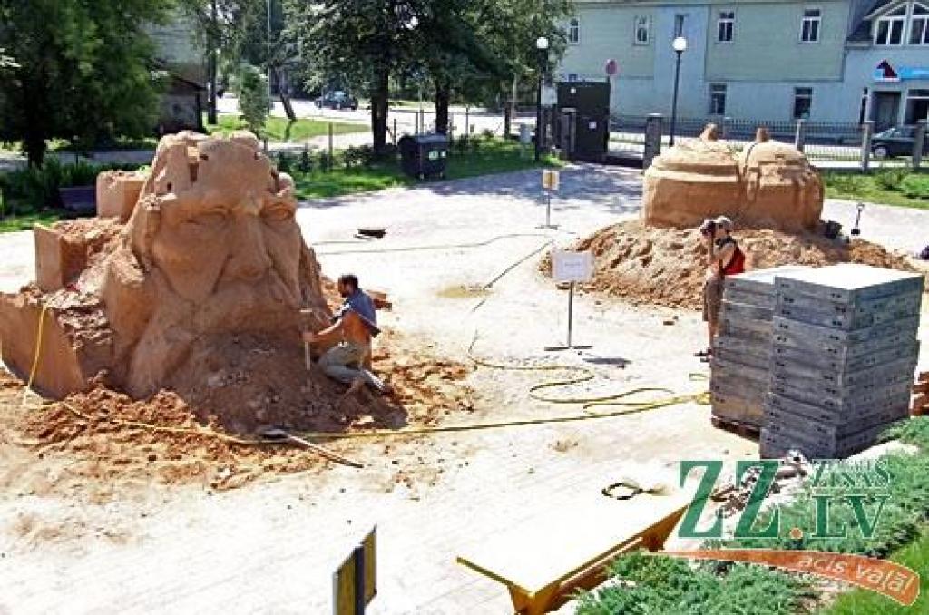 Jelgavā jau svētdien sācies lielākais smilšu skulptūru festivāls Baltijā «Summer Signs 2010» (Vasaras zīmes), kas šoreiz notiek jau ceturto reizi. Sestdien visas dienas garumā Jelgavā ieradās 15 dalībnieki no 10 valstīm, kas jau svētdien...