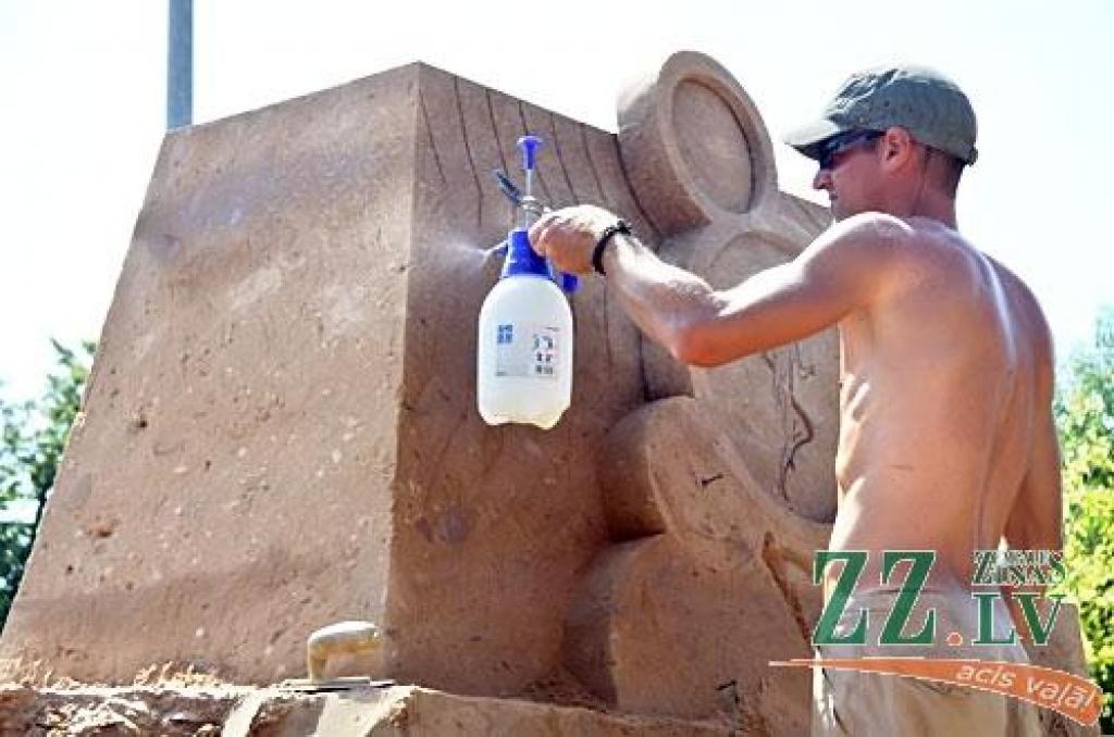 Jelgavā jau svētdien sācies lielākais smilšu skulptūru festivāls Baltijā «Summer Signs 2010» (Vasaras zīmes), kas šoreiz notiek jau ceturto reizi. Sestdien visas dienas garumā Jelgavā ieradās 15 dalībnieki no 10 valstīm, kas jau svētdien...