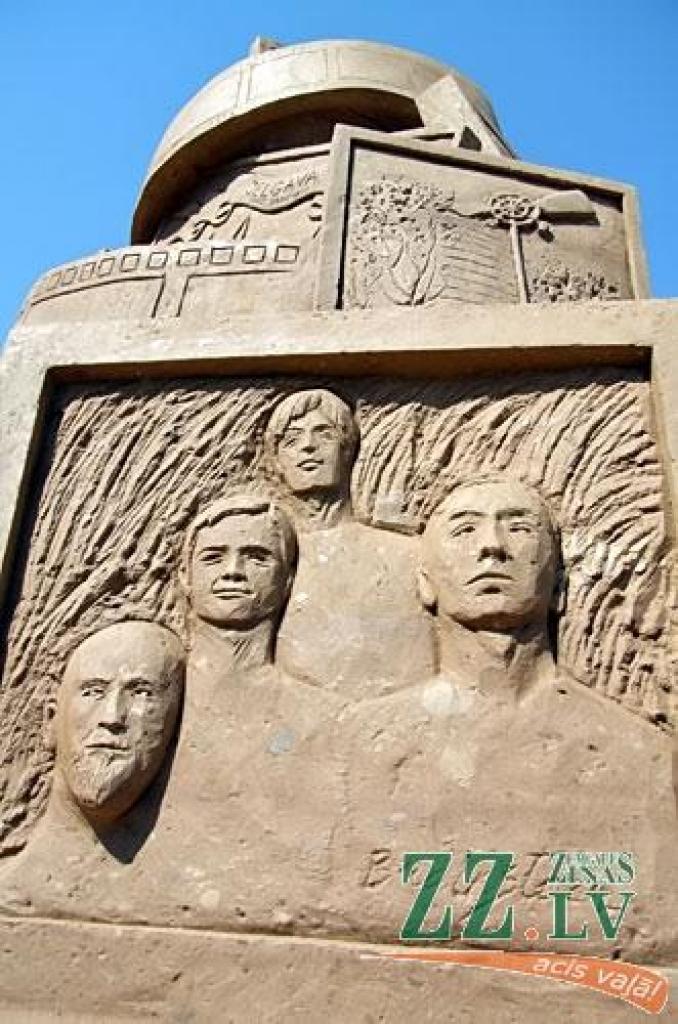 Jelgavā jau svētdien sācies lielākais smilšu skulptūru festivāls Baltijā «Summer Signs 2010» (Vasaras zīmes), kas šoreiz notiek jau ceturto reizi. Sestdien visas dienas garumā Jelgavā ieradās 15 dalībnieki no 10 valstīm, kas jau svētdien...