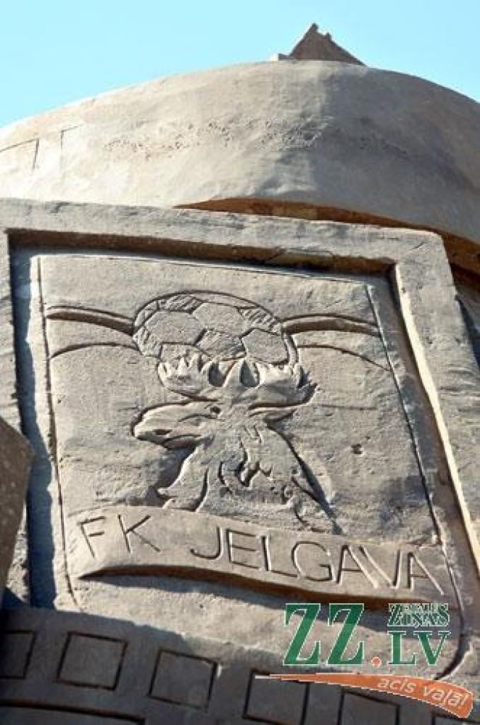 Jelgavā jau svētdien sācies lielākais smilšu skulptūru festivāls Baltijā «Summer Signs 2010» (Vasaras zīmes), kas šoreiz notiek jau ceturto reizi. Sestdien visas dienas garumā Jelgavā ieradās 15 dalībnieki no 10 valstīm, kas jau svētdien...