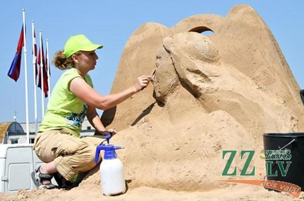 Jelgavā jau svētdien sācies lielākais smilšu skulptūru festivāls Baltijā «Summer Signs 2010» (Vasaras zīmes), kas šoreiz notiek jau ceturto reizi. Sestdien visas dienas garumā Jelgavā ieradās 15 dalībnieki no 10 valstīm, kas jau svētdien...