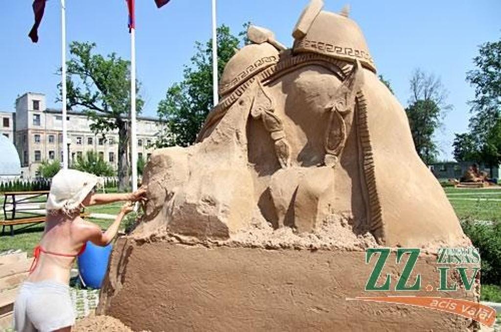 Jelgavā jau svētdien sācies lielākais smilšu skulptūru festivāls Baltijā «Summer Signs 2010» (Vasaras zīmes), kas šoreiz notiek jau ceturto reizi. Sestdien visas dienas garumā Jelgavā ieradās 15 dalībnieki no 10 valstīm, kas jau svētdien...