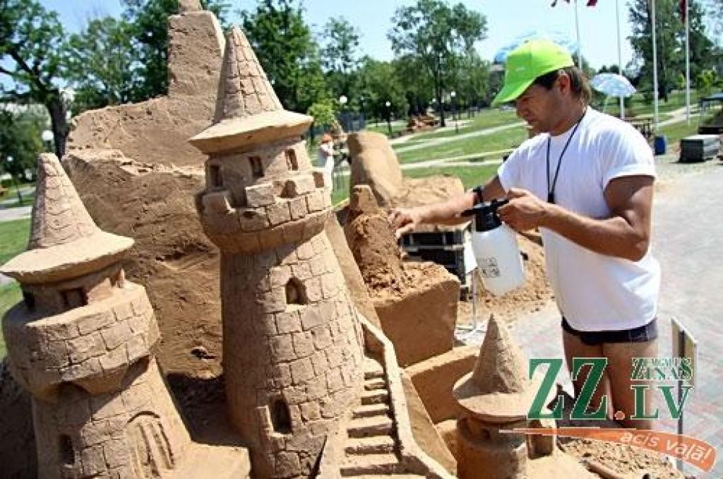 Jelgavā jau svētdien sācies lielākais smilšu skulptūru festivāls Baltijā «Summer Signs 2010» (Vasaras zīmes), kas šoreiz notiek jau ceturto reizi. Sestdien visas dienas garumā Jelgavā ieradās 15 dalībnieki no 10 valstīm, kas jau svētdien...