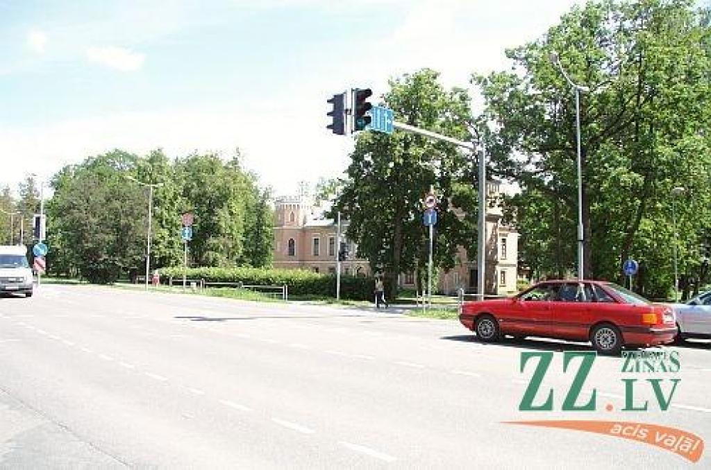 Valdekas pils, kā redzam vecajā un mūsdienu attēlā, no ārpuses daudz nav mainījusies. Tā arī nav smagi cietusi karos, toties pilnībā mainījusies ir tās apkārtne - no meža nostūra ārpus pilsētas tā kļuvusi par pilsētas daļu -...