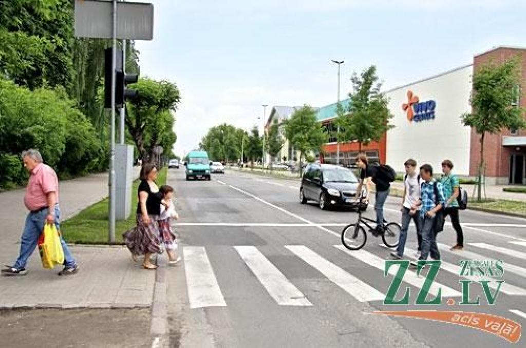 Vecajā un jaunajā attēlā redzam vienu un to pašu Pasta ielas posmu starp Dīķa (tagad Sudrabu Edžus) ielu un Annas (Raiņa) ielu, ar skatu virzienā uz Lielo ielu. Abos attēlos tālumā redzams krustojums ar tagadējo Raiņa ielu.
Jelgavas...