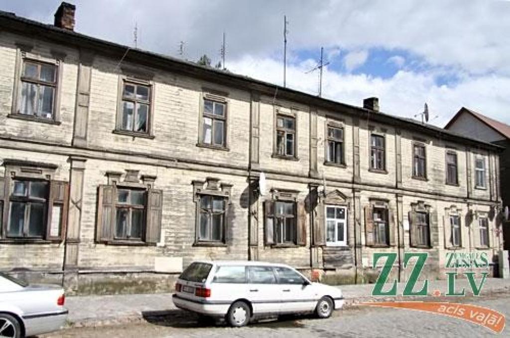 Nams tagadējā Vecpilsētas ielā 9 ir starp retajiem koka namiem, kas pārcietis divus karus. Attēlā redzam šo ēku Pirmā pasaules kara laikā, kad to rotāja izkārtne «Soldatenheim III». Tas nozīmē, ka tā bijusi vācu karavīru dienesta...