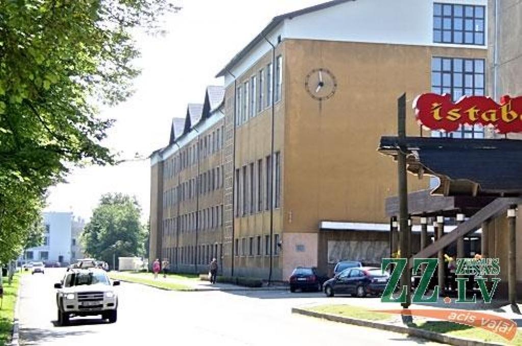 Vecajā attēlā redzam Jāņa Čakstes bulvāri Pirmā pasaules kara laikā, kad tas saucās Upes iela 
(vācu «Bachstraße» kartēs nozīmēja nevis uzvārdu Bahs, bet vārdus «upe», «strauts»)
. Tuvplānā redzamā ēka - Medemu pils ar adresi Upes ielā 9 -...