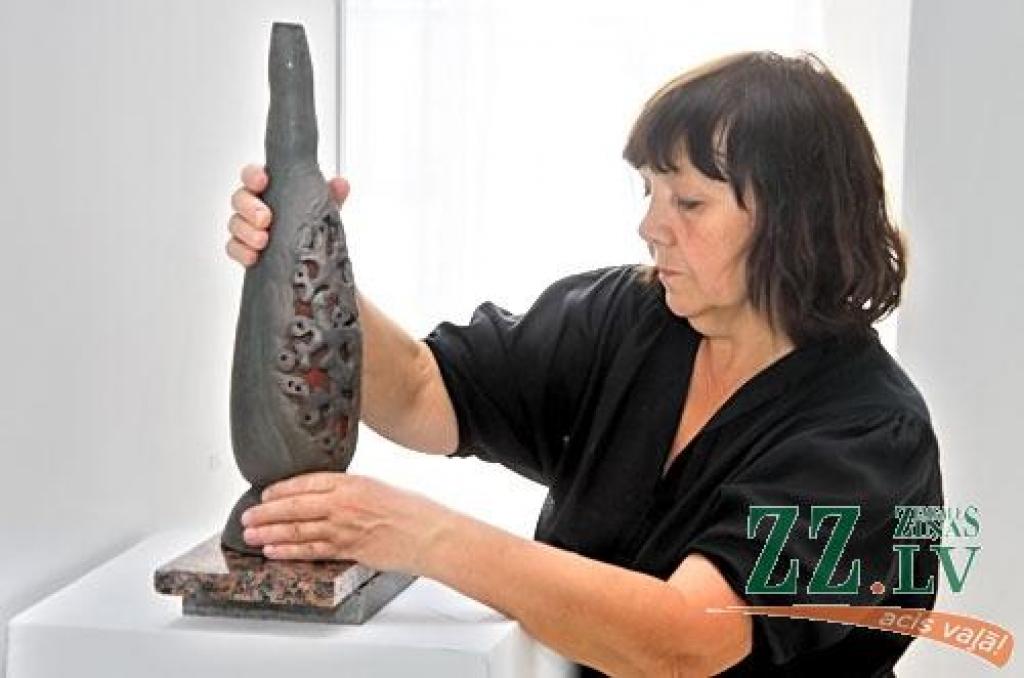 Ģ.Eliasa Jelgavas Vēstures un mākslas muzejā kopš ceturtdienas līdz 5. septembrim skatāmā Mārītes un Aleksandra Djačenko personālizstāde pārsteidz ar krāsainu un daudzveidīgu skulpturālu veidojumu un nopietnu un nenopietnu figurālu...