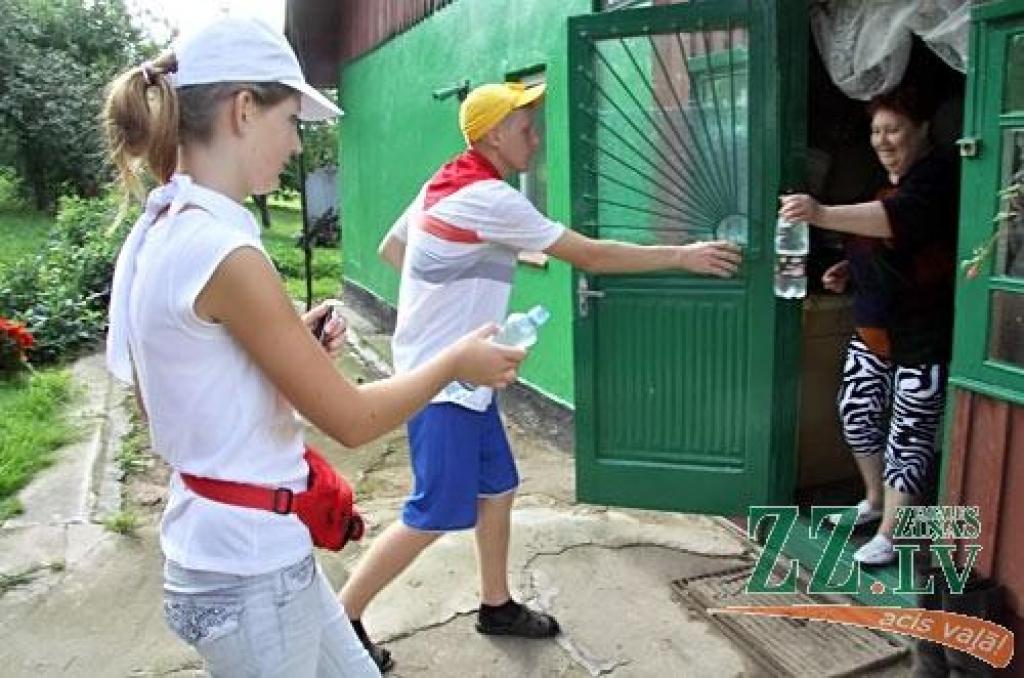 Svētdien no Bezvainīgās Jaunavas Marijas katedrāles Jelgavā vairāk nekā 300 kilometru garajā ceļā uz Aglonu devās Jelgavas svētceļnieku grupa. Pirmo nakti pavadījuši Staļģenē, pirmdien gājēji devās tālāk pa Sidrabenes un Mežotnes pagastu...