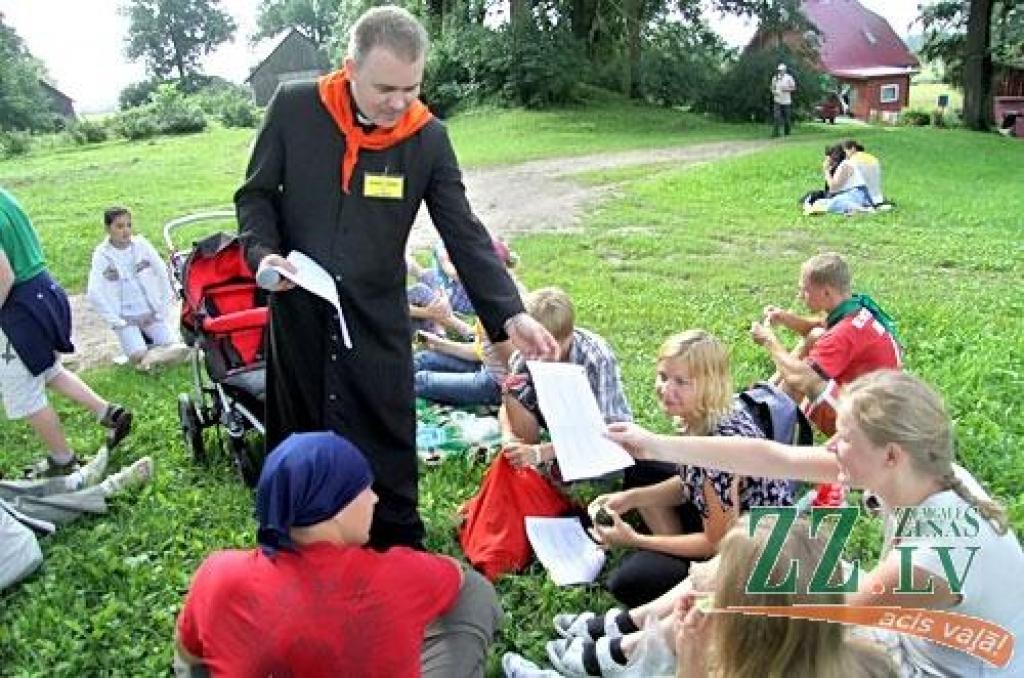Svētdien no Bezvainīgās Jaunavas Marijas katedrāles Jelgavā vairāk nekā 300 kilometru garajā ceļā uz Aglonu devās Jelgavas svētceļnieku grupa. Pirmo nakti pavadījuši Staļģenē, pirmdien gājēji devās tālāk pa Sidrabenes un Mežotnes pagastu...