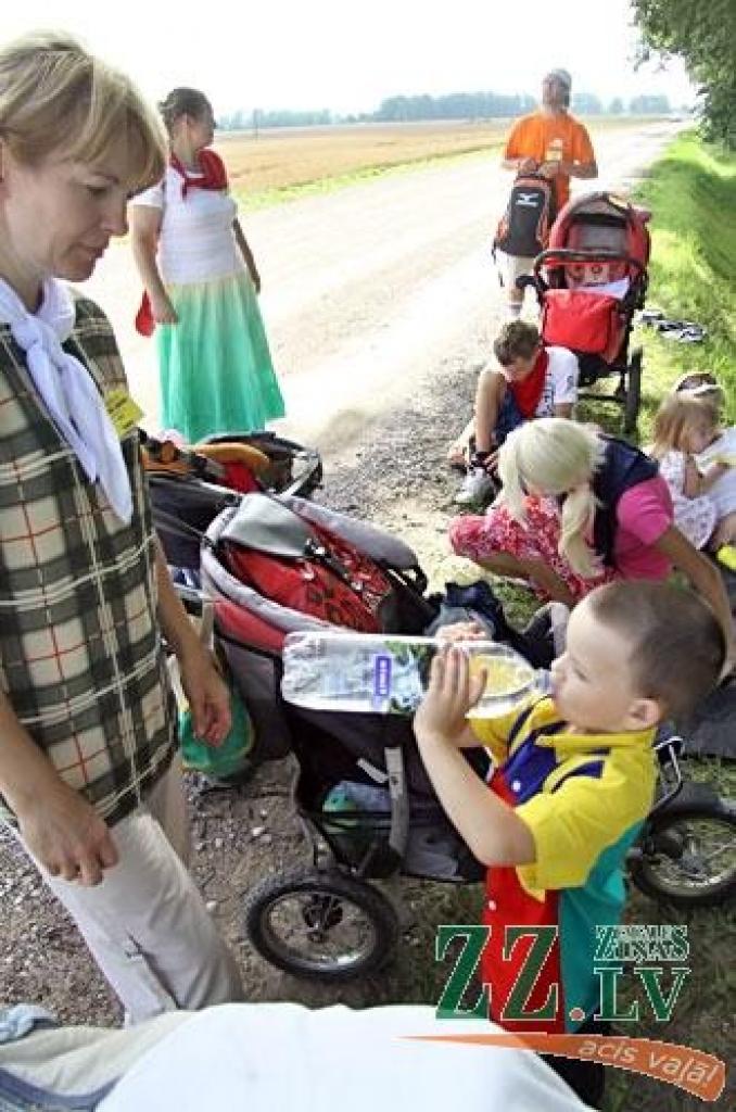 Svētdien no Bezvainīgās Jaunavas Marijas katedrāles Jelgavā vairāk nekā 300 kilometru garajā ceļā uz Aglonu devās Jelgavas svētceļnieku grupa. Pirmo nakti pavadījuši Staļģenē, pirmdien gājēji devās tālāk pa Sidrabenes un Mežotnes pagastu...