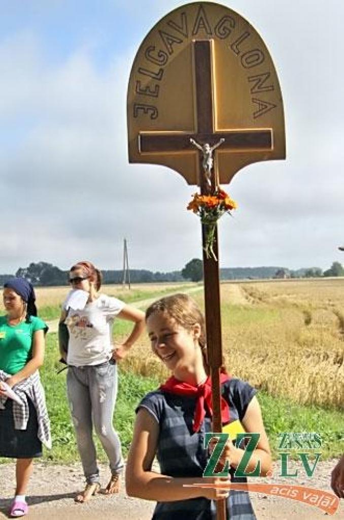 Svētdien no Bezvainīgās Jaunavas Marijas katedrāles Jelgavā vairāk nekā 300 kilometru garajā ceļā uz Aglonu devās Jelgavas svētceļnieku grupa. Pirmo nakti pavadījuši Staļģenē, pirmdien gājēji devās tālāk pa Sidrabenes un Mežotnes pagastu...