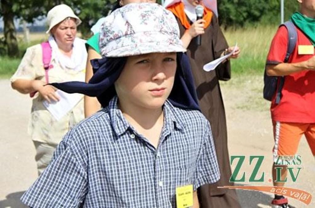 Svētdien no Bezvainīgās Jaunavas Marijas katedrāles Jelgavā vairāk nekā 300 kilometru garajā ceļā uz Aglonu devās Jelgavas svētceļnieku grupa. Pirmo nakti pavadījuši Staļģenē, pirmdien gājēji devās tālāk pa Sidrabenes un Mežotnes pagastu...
