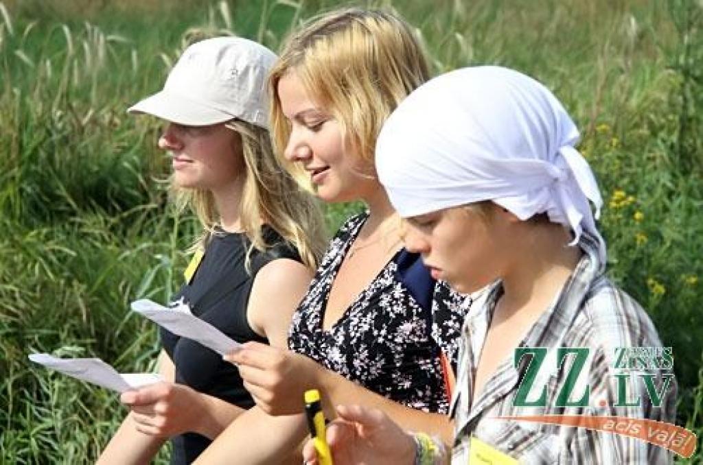 Svētdien no Bezvainīgās Jaunavas Marijas katedrāles Jelgavā vairāk nekā 300 kilometru garajā ceļā uz Aglonu devās Jelgavas svētceļnieku grupa. Pirmo nakti pavadījuši Staļģenē, pirmdien gājēji devās tālāk pa Sidrabenes un Mežotnes pagastu...