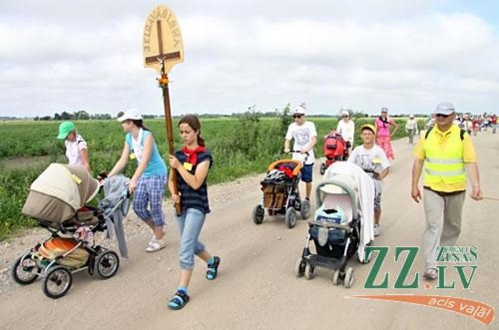 Svētdien no Bezvainīgās Jaunavas Marijas katedrāles Jelgavā vairāk nekā 300 kilometru garajā ceļā uz Aglonu devās Jelgavas svētceļnieku grupa. Pirmo nakti pavadījuši Staļģenē, pirmdien gājēji devās tālāk pa Sidrabenes un Mežotnes pagastu...