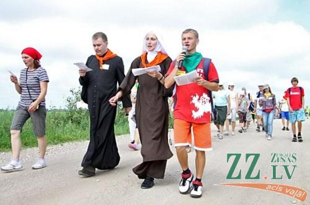 Svētdien no Bezvainīgās Jaunavas Marijas katedrāles Jelgavā vairāk nekā 300 kilometru garajā ceļā uz Aglonu devās Jelgavas svētceļnieku grupa. Pirmo nakti pavadījuši Staļģenē, pirmdien gājēji devās tālāk pa Sidrabenes un Mežotnes pagastu...