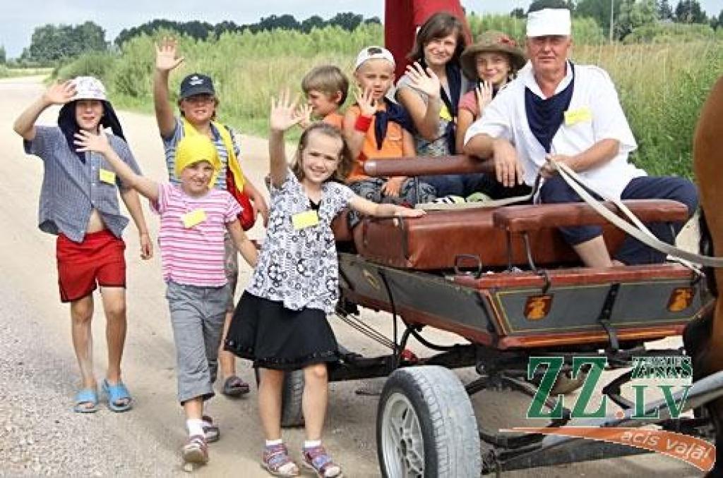Svētdien no Bezvainīgās Jaunavas Marijas katedrāles Jelgavā vairāk nekā 300 kilometru garajā ceļā uz Aglonu devās Jelgavas svētceļnieku grupa. Pirmo nakti pavadījuši Staļģenē, pirmdien gājēji devās tālāk pa Sidrabenes un Mežotnes pagastu...