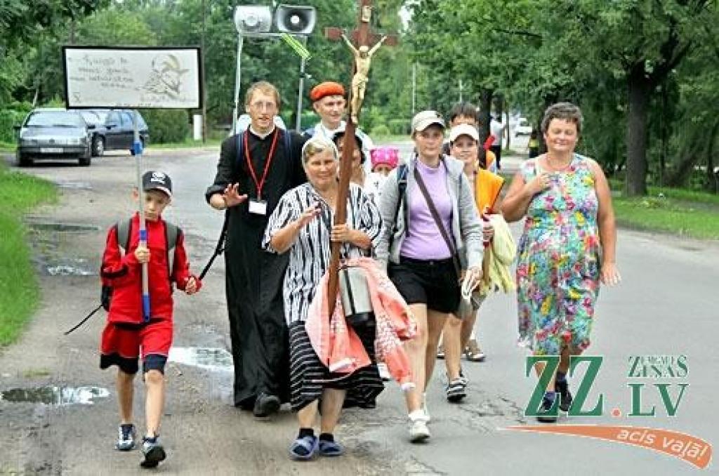 Svētdien no Bezvainīgās Jaunavas Marijas katedrāles Jelgavā vairāk nekā 300 kilometru garajā ceļā uz Aglonu devās Jelgavas svētceļnieku grupa. Pirmo nakti pavadījuši Staļģenē, pirmdien gājēji devās tālāk pa Sidrabenes un Mežotnes pagastu...