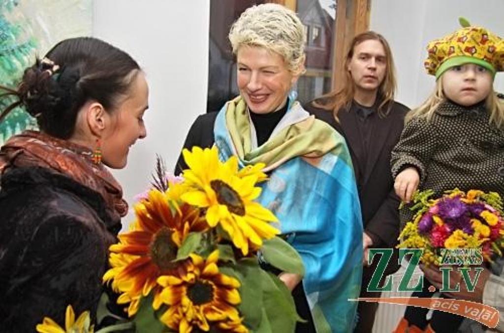 Lindu Freibergu droši varam saukt par mūsu novadnieci – māksliniece kopā ar dzīvesbiedru Kārli Freibergu nu jau divus gadus mīt Platones upes krastā Jelgavas novadā. Tur tapusi arī lielākā daļa no Jelgavas galerijā «Suņa taka»...