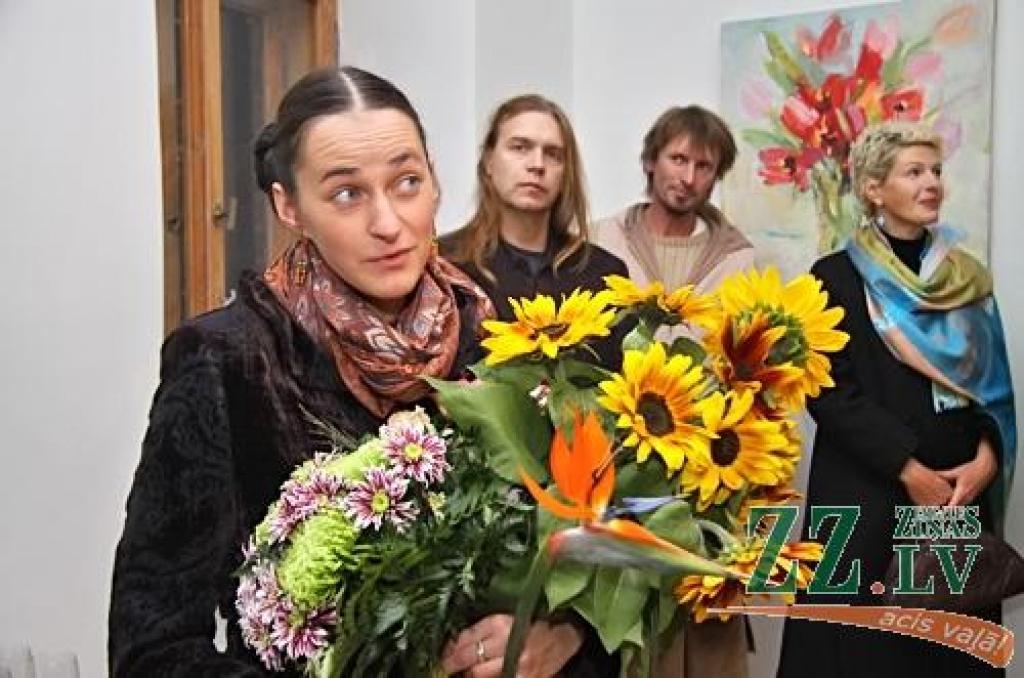 Lindu Freibergu droši varam saukt par mūsu novadnieci – māksliniece kopā ar dzīvesbiedru Kārli Freibergu nu jau divus gadus mīt Platones upes krastā Jelgavas novadā. Tur tapusi arī lielākā daļa no Jelgavas galerijā «Suņa taka»...