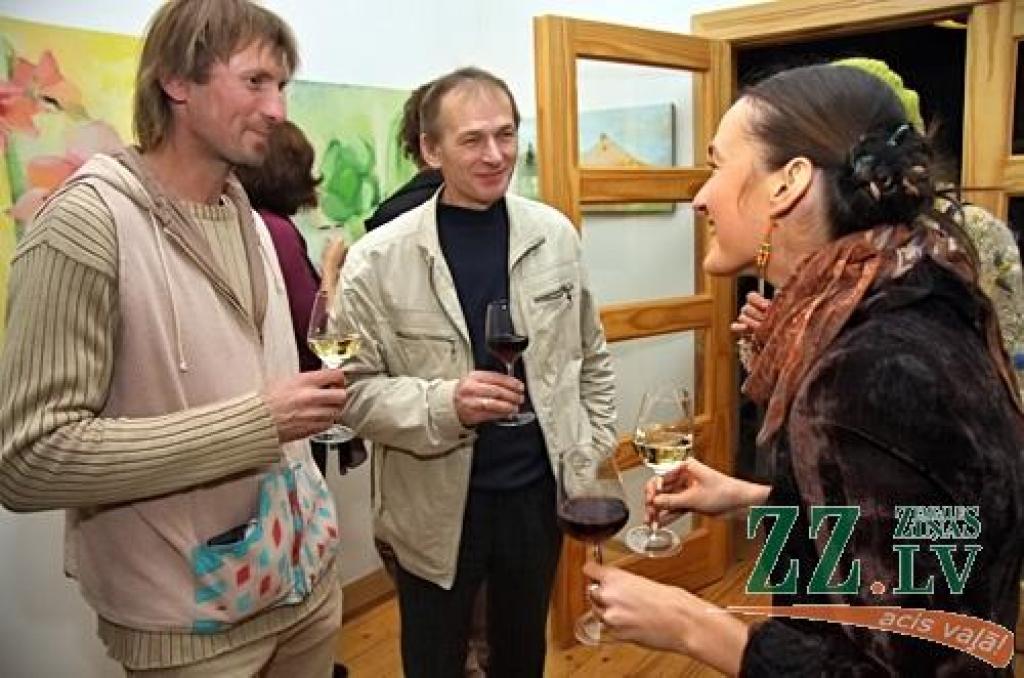 Lindu Freibergu droši varam saukt par mūsu novadnieci – māksliniece kopā ar dzīvesbiedru Kārli Freibergu nu jau divus gadus mīt Platones upes krastā Jelgavas novadā. Tur tapusi arī lielākā daļa no Jelgavas galerijā «Suņa taka»...