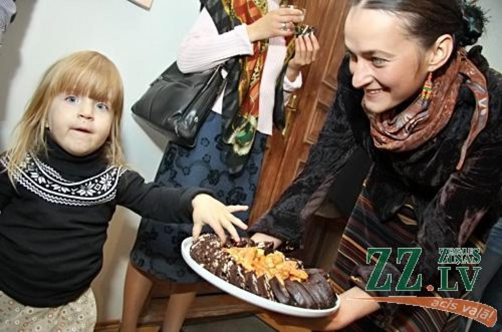 Lindu Freibergu droši varam saukt par mūsu novadnieci – māksliniece kopā ar dzīvesbiedru Kārli Freibergu nu jau divus gadus mīt Platones upes krastā Jelgavas novadā. Tur tapusi arī lielākā daļa no Jelgavas galerijā «Suņa taka»...