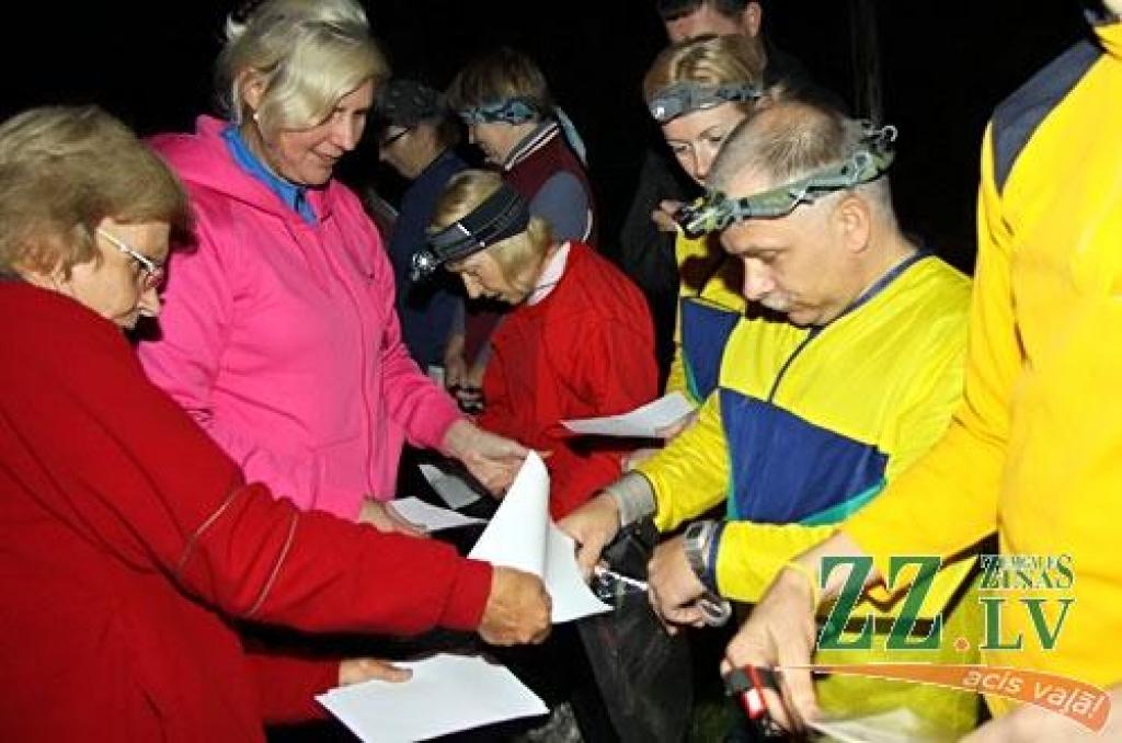 Trīs desmiti entuziastu, ko nebaidīja pirmā oficiālā rudens vakara tumsa, piedalījās Jelgavas novada orientēšanās kluba «Alnis» rīkotajās tradicionālajās nakts sacensībās. Labākos rezultātus, ar lukturīšu palīdzību sameklējot visus 15...