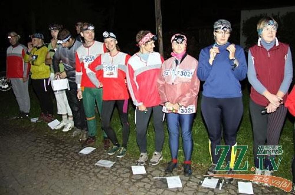 Trīs desmiti entuziastu, ko nebaidīja pirmā oficiālā rudens vakara tumsa, piedalījās Jelgavas novada orientēšanās kluba «Alnis» rīkotajās tradicionālajās nakts sacensībās. Labākos rezultātus, ar lukturīšu palīdzību sameklējot visus 15...