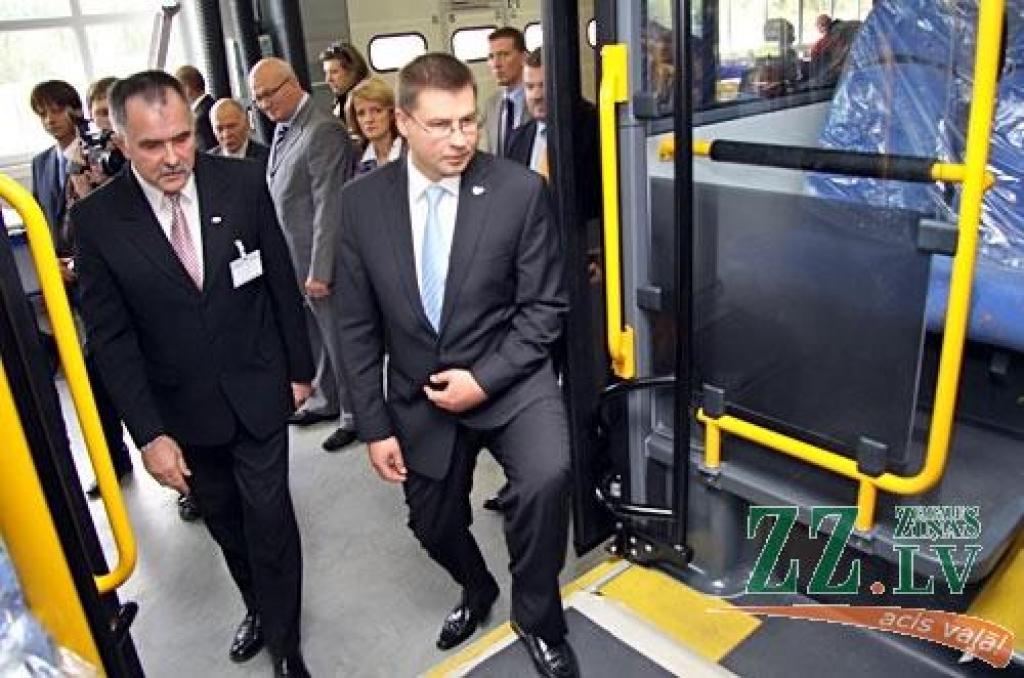 Piektdien ar Ministru prezidenta Valda Dombrovska svētību un pēc meiteņu palaistajiem gaisa baloniem savā pirmajā izbraucienā pa rūpnīcas «AMO Plant» vārtiem izripoja pirmais «Ambassador» autobuss, kas izgatavots Jelgavā. Kā iepriekš...