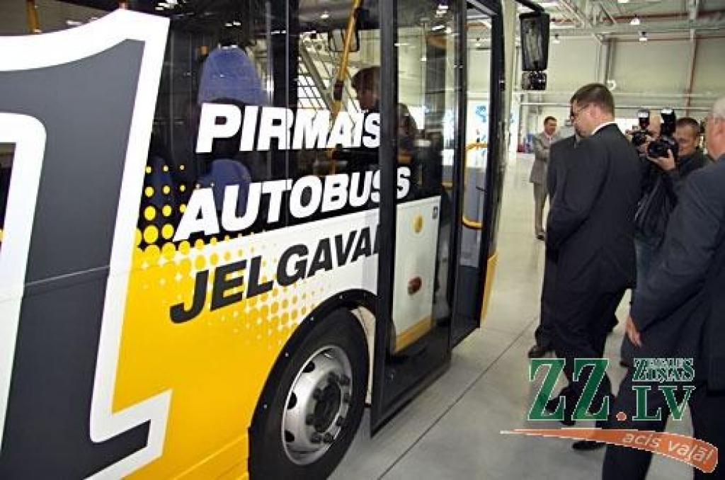 Piektdien ar Ministru prezidenta Valda Dombrovska svētību un pēc meiteņu palaistajiem gaisa baloniem savā pirmajā izbraucienā pa rūpnīcas «AMO Plant» vārtiem izripoja pirmais «Ambassador» autobuss, kas izgatavots Jelgavā. Kā iepriekš...
