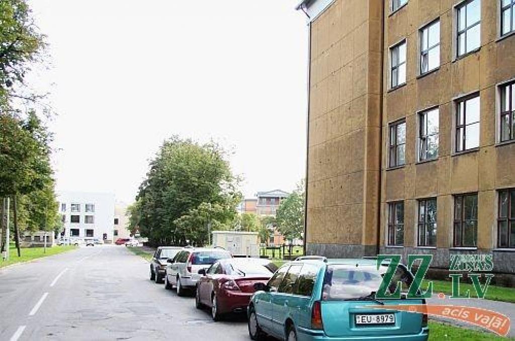 Šoreiz vecajā attēlā no 20.gadsimta sākuma atkal redzam divas zudušas un leģendāras ēkas – jauno sinagogu attēla vidū un dzīvojamo namu, kurā bija apmeties grāfs Kaliostro, pa kreisi no tās.
Abas ēkas atradās uz Upes ielas (mūsdienās -...