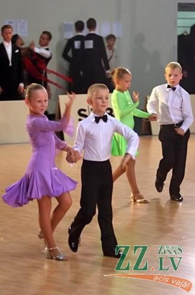 Sestdien, kamēr jaunajā Zemgales Olimpiskajā centrā norisinājās Olimpiskās dienas sporta pasākumi, tikmēr Sporta hallē Mātera ielā visu dienu līdz vēlam vakaram valdīja dejas, jo tur notika Latvijas Sporta deju federācijas retinga...