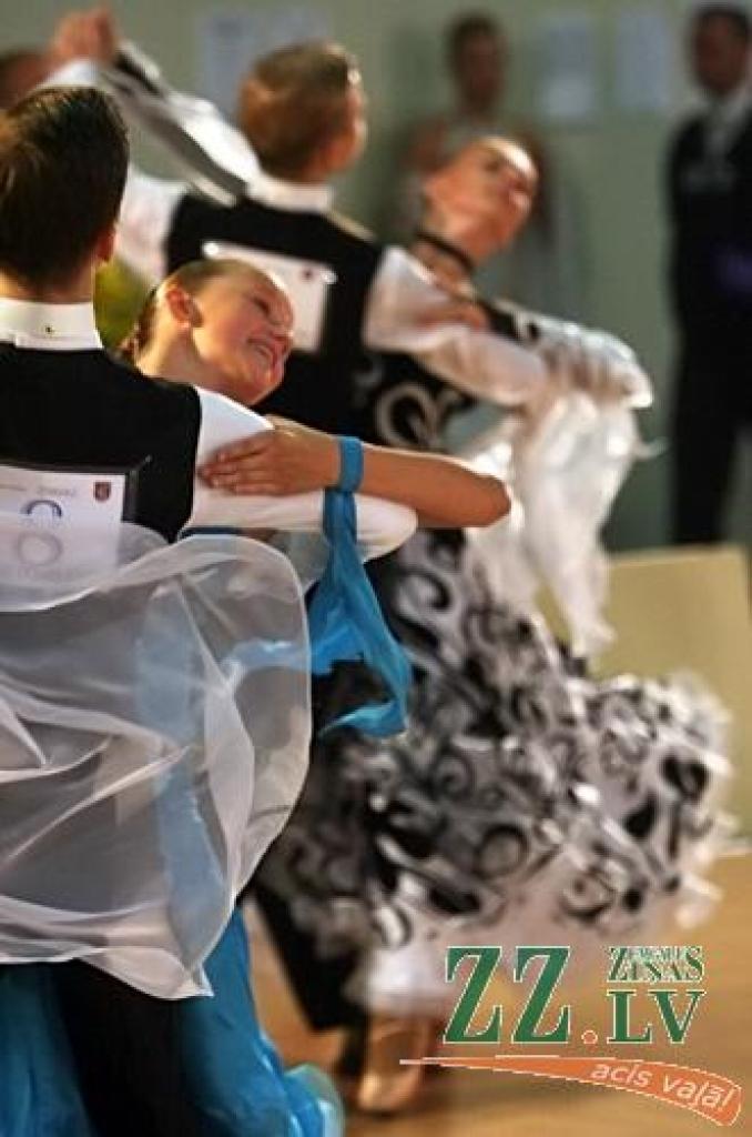 Sestdien, kamēr jaunajā Zemgales Olimpiskajā centrā norisinājās Olimpiskās dienas sporta pasākumi, tikmēr Sporta hallē Mātera ielā visu dienu līdz vēlam vakaram valdīja dejas, jo tur notika Latvijas Sporta deju federācijas retinga...