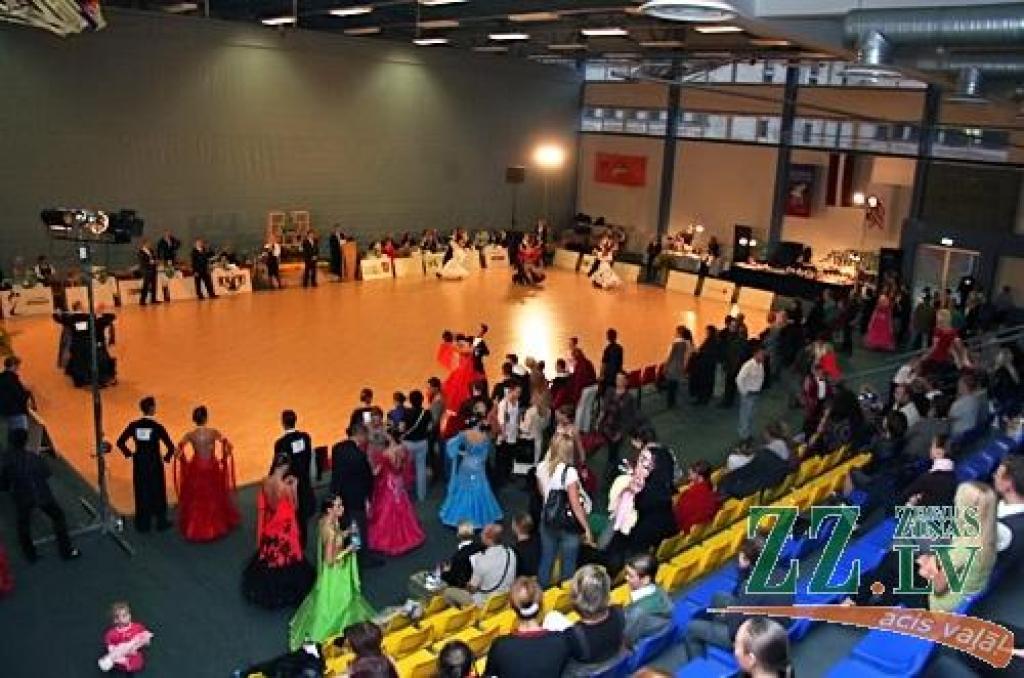 Sestdien, kamēr jaunajā Zemgales Olimpiskajā centrā norisinājās Olimpiskās dienas sporta pasākumi, tikmēr Sporta hallē Mātera ielā visu dienu līdz vēlam vakaram valdīja dejas, jo tur notika Latvijas Sporta deju federācijas retinga...