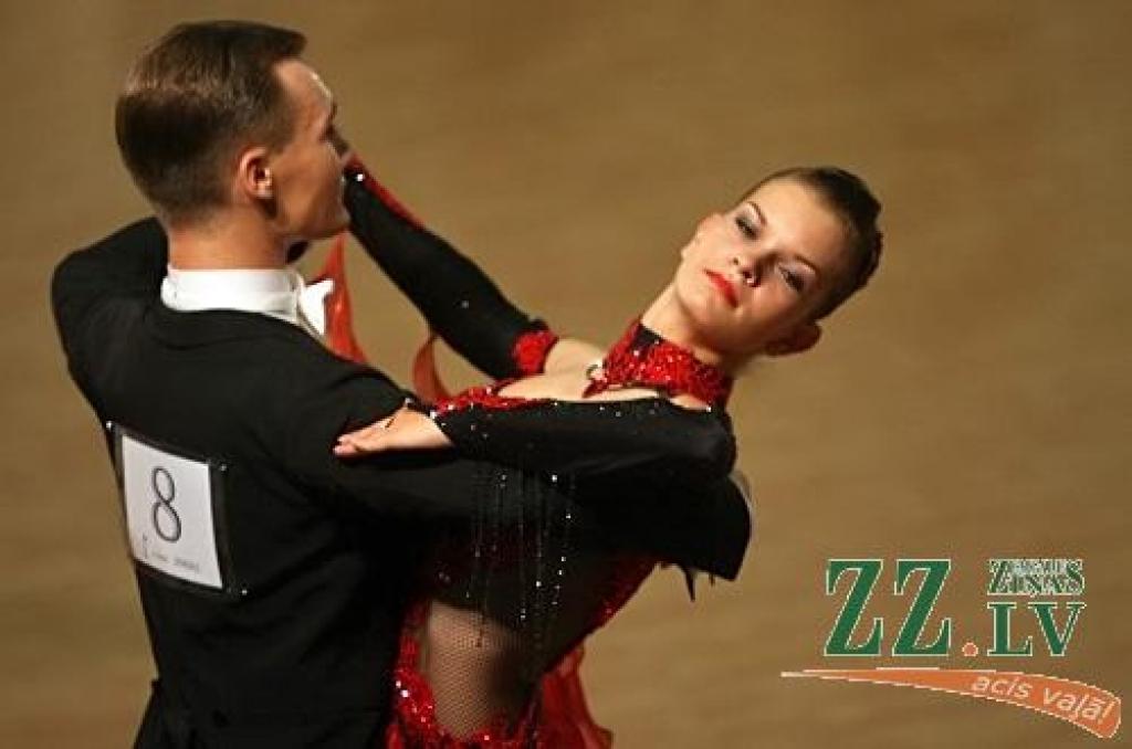 Sestdien, kamēr jaunajā Zemgales Olimpiskajā centrā norisinājās Olimpiskās dienas sporta pasākumi, tikmēr Sporta hallē Mātera ielā visu dienu līdz vēlam vakaram valdīja dejas, jo tur notika Latvijas Sporta deju federācijas retinga...