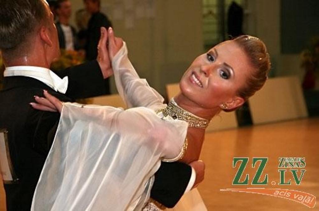 Sestdien, kamēr jaunajā Zemgales Olimpiskajā centrā norisinājās Olimpiskās dienas sporta pasākumi, tikmēr Sporta hallē Mātera ielā visu dienu līdz vēlam vakaram valdīja dejas, jo tur notika Latvijas Sporta deju federācijas retinga...